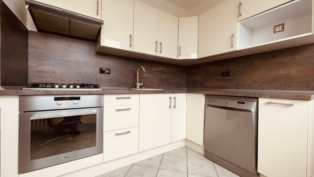 Na predaj 4-izbový byt na Nejedlého ulici, Bratislava – Dúbravka.