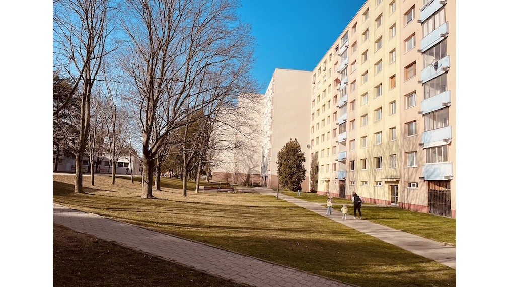 Na predaj 4-izbový byt na Nejedlého ulici, Bratislava – Dúbravka.