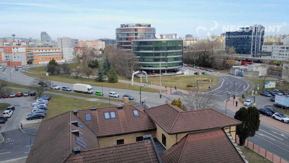 Na predaj priestranný 2 izbový byt s loggiou v bytovej časti Brana komplexu Vienna Gate.