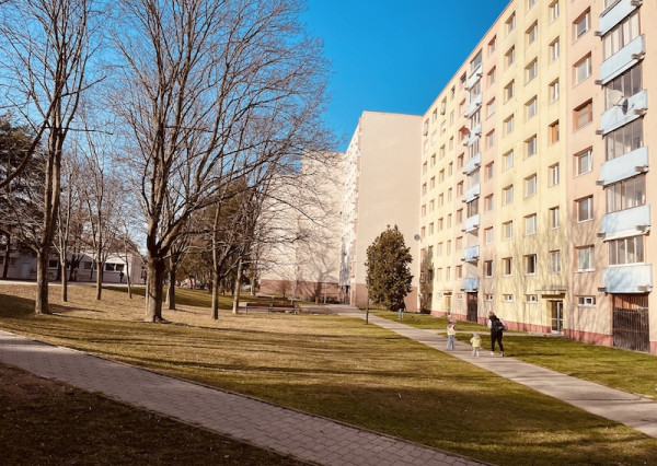 Na predaj 4-izbový byt na Nejedlého ulici, Bratislava – Dúbravka.